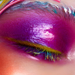 Beauty, trucco maximalista: palpebre colorate e unghie a pois protagoniste